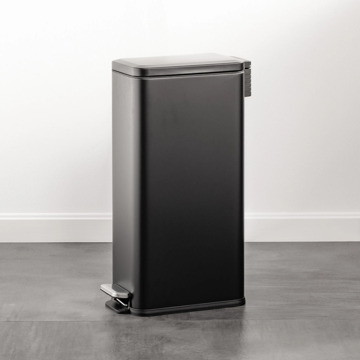 30-Liter Step Trash Can 1 30-Liter Step Trash Can