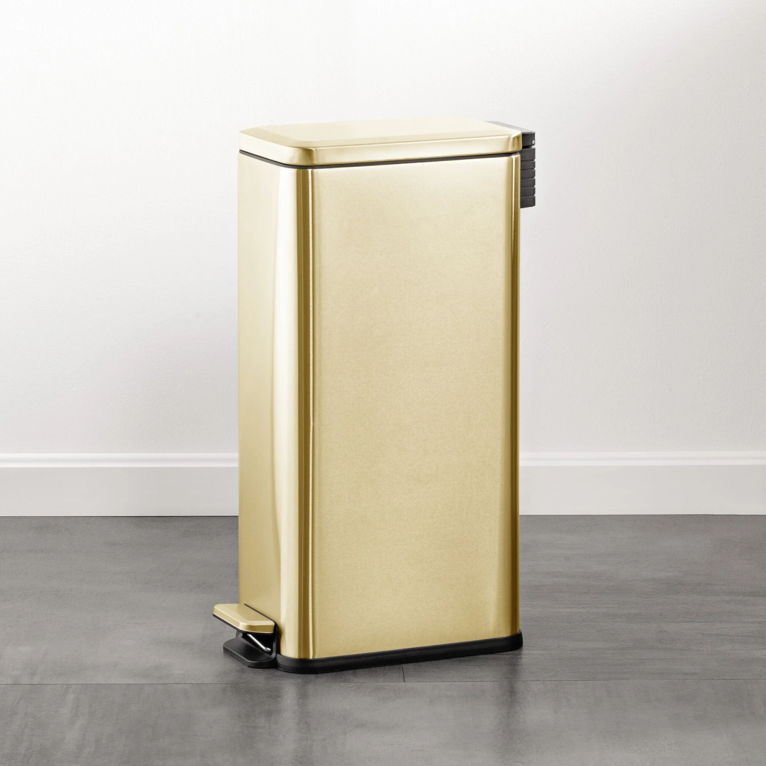 30-Liter Step Trash Can 3 30-Liter Step Trash Can - Image 3